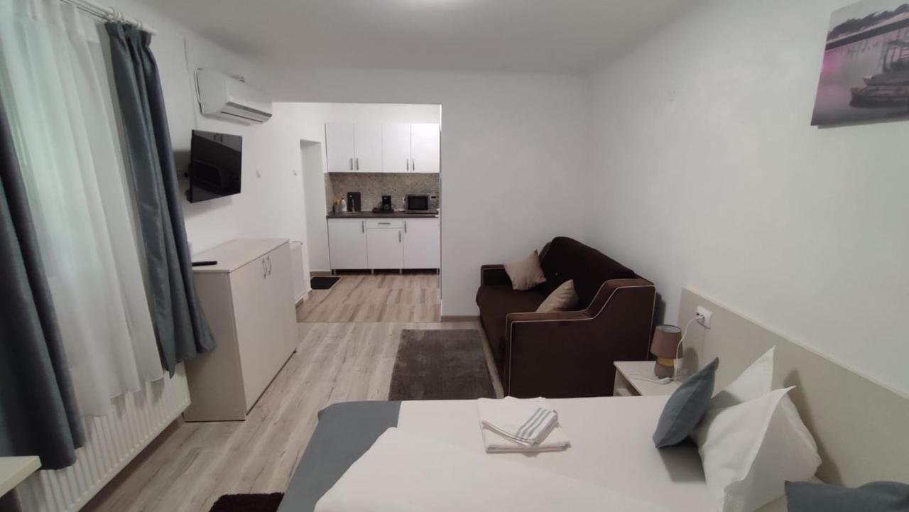 ホテル Casa Laur Băile Felix エクステリア 写真