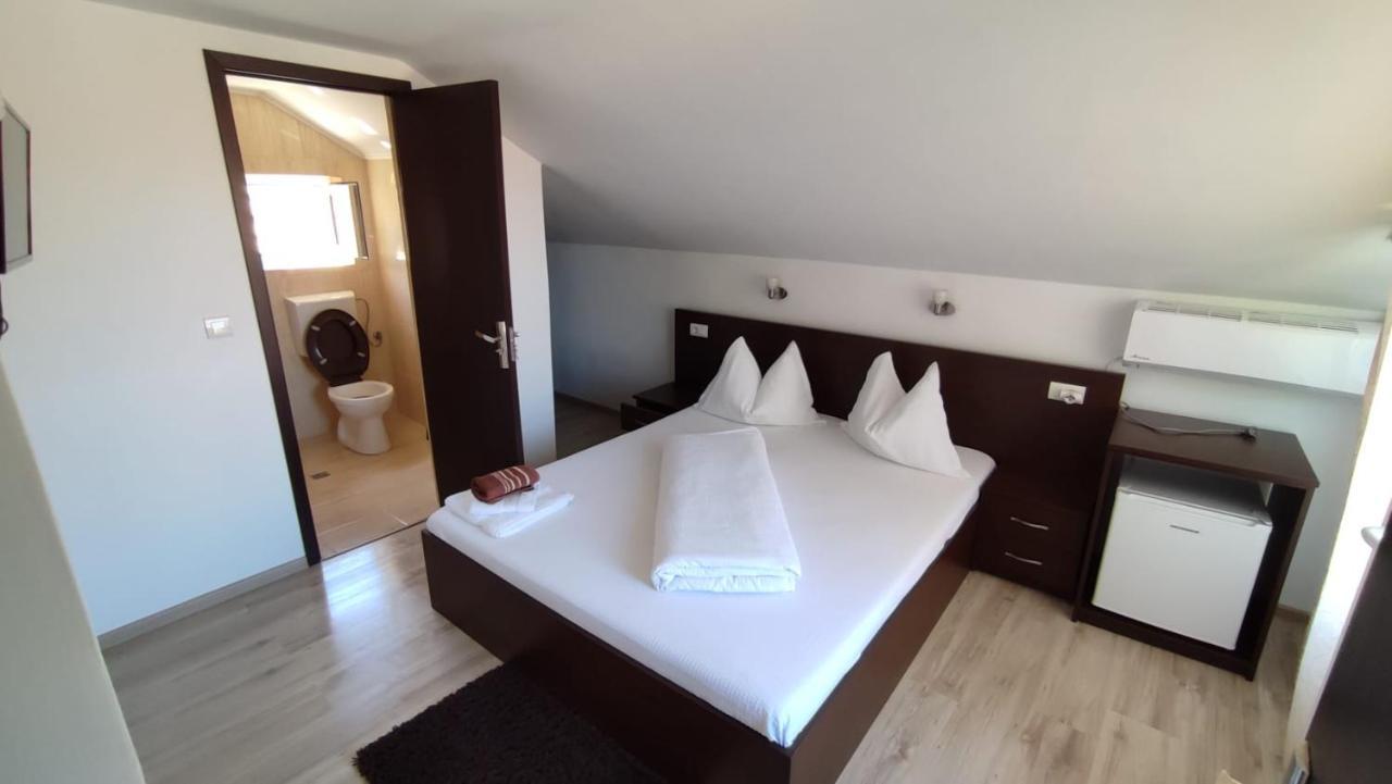 ホテル Casa Laur Băile Felix エクステリア 写真
